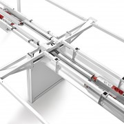 Adapta Plus incorpora múltiples mejoras como la doble viga estructural, la pata panelada electrificada, la bandeja y canalizaciones pasacables y una solución integral para la electrificación, entre otras novedades.