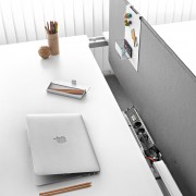 Desktop opening and closing system providing easy access to cabling.  This ideal solution for bench configurations allows cabling for a set of desks at a more competitive price.