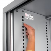Los laterales vienen marcados para facilitar el posicionamiento de los porta estantes según la configuración elegida