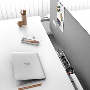 Desktop opening and closing system providing easy access to cabling. This ideal solution for bench configurations allows cabling for a set of desks at a more competitive price.