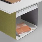 BACKPACK, un accessoire polyvalent qui permet d’organiser votre espace de travail. Finition textile disponible dans une vaste palette de couleurs et 5 versions différentes.