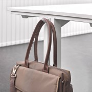 Accessoire "Techline" porte-bagage suspendu, permet de déposer des sacs ou des valises. 